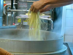 大鍋で麺茹でてマス.jpg